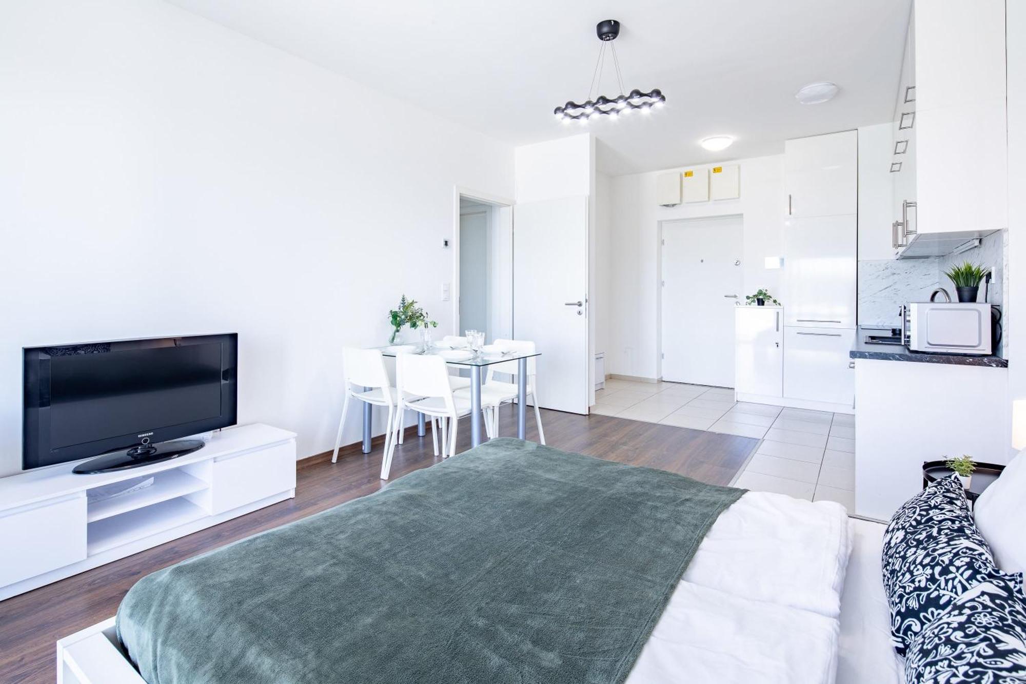 - Balcony - Cozy - Ac Apartment